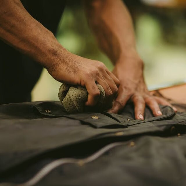 Waxjassen onderhoud reparatie reinigen reproofen - Professional wax jacket cleaning, repairs and rewaxing